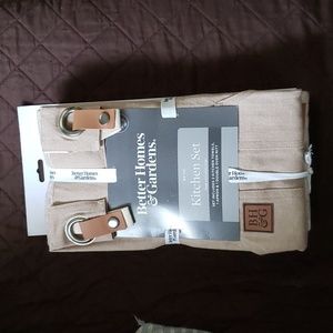 Kitchen set. 1 Apron, 2 kitchen towels, 1 Double oven Mitt.